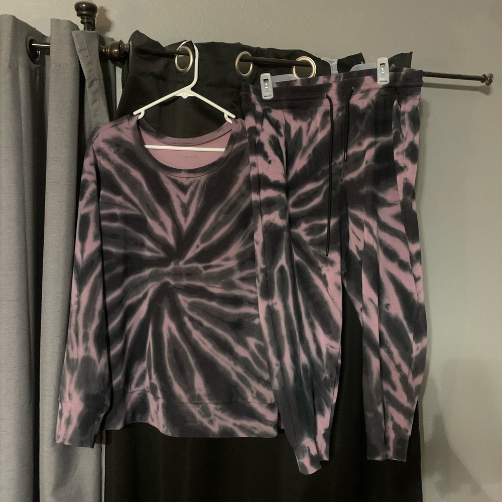 Women’s Torrid Sweat Pant set size 2. Great condition.